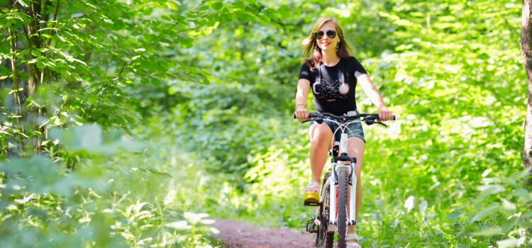 Všímavé bicyklovanie: Pridaj sa k Slow Ride slow ride zena na bicykli v prirode